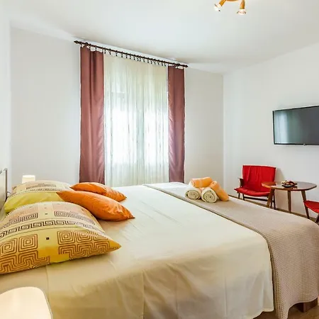 Pula Apartment * 普拉